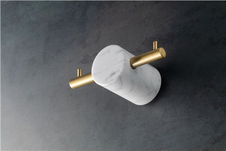 Accessori marmo e ottone, mix perfetto per un bagno al top