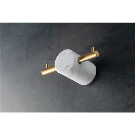 Accessori marmo e ottone, mix perfetto per un bagno al top